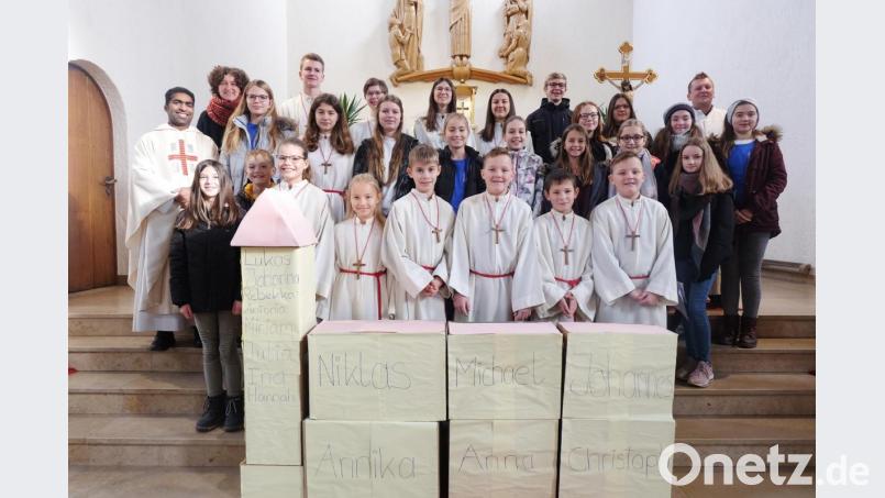Pfarrvikar Joseph Kokkoth, Betreuerin Christine Stuiber (hinten von links) und Gemeindereferent Markus Seefeld (Zweiter von rechts) nahmen zwei Mädchen und vier Buben in die Ministrantenschar auf. Bild: ohr