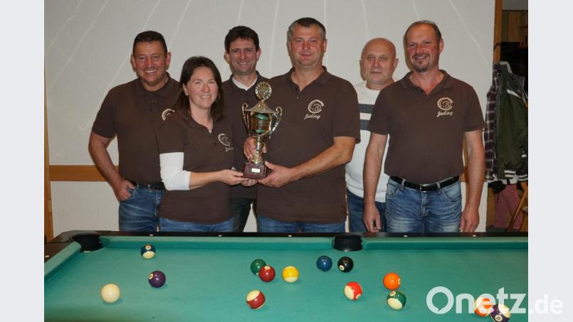 Vorsitzender Ludwig Stretz (links) überreichte den Pokal und gratulierte den erfolgreichen Teilnehmern. Im Bild von links Christine Stretz, Helmut Schleicher, Michael Piehler, Karl Leuchtenberger und Josef Scheibl. Bild: nib