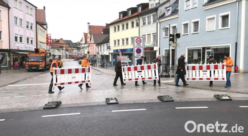 Die Absperrung wurde entfernt. Der Wendelinplatz kann von allen Seiten angesteuert werden. Die Friedrich-Ebert-Straße ist nach 340 Tagen Bauzeit wieder durchgängig befahrbar. Bild: Hirsch