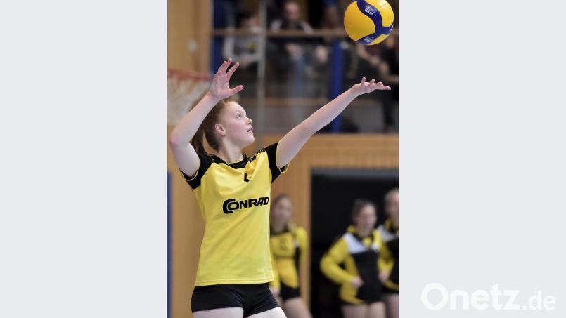 Aufschlag zum letzten Heimspiel der Hinrunde. Der SV Hahnbach (im Bild Lisa Kölbel) erwartet dabei den TSV Sonthofen II. Bild: Hubert Ziegler