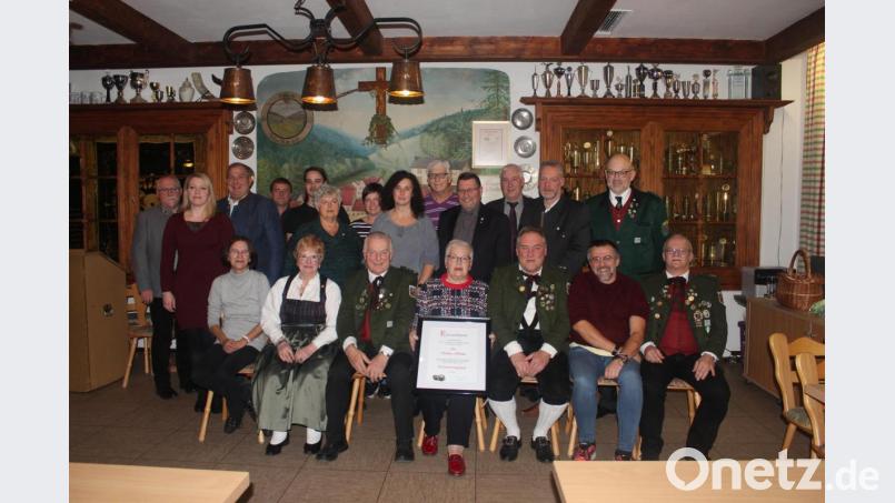 Sabine Höcker (mit Urkunde) ist das neue Ehrenmitglied der Adlerschützen Mitterhöll. Neu sind auch einige Köpfe im Führungsteam um Schützenmeister Alois Lukas (links daneben). Bild: luk