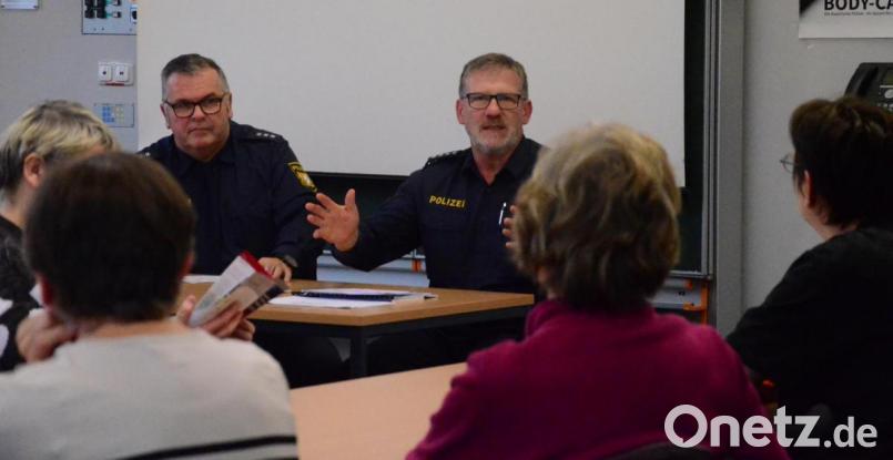 Senioren reagieren oft langsamer. Deshalb geben die beiden Polizeihauptkommissare Wilhelm Fritz und Johann Wurm wertvolle Tipps fürs Verhalten im Straßenverkehr. Bild: Kunz