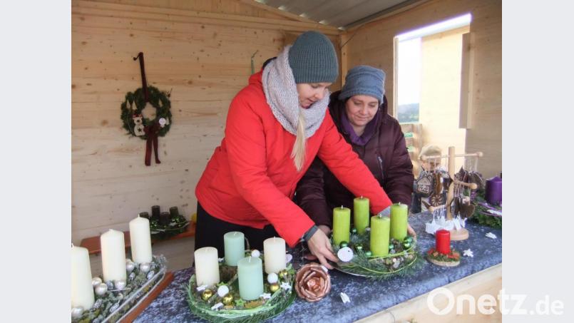 Die Aussteller-Damen Lavinia (links) und Maria (rechts) hatten unter anderem schöne, gediegene Adventskränze in verschiedenen Ausführungen gebastelt. Der Absatz war gut, weil die Adventszeit vor der Tür steht. Bild: gm