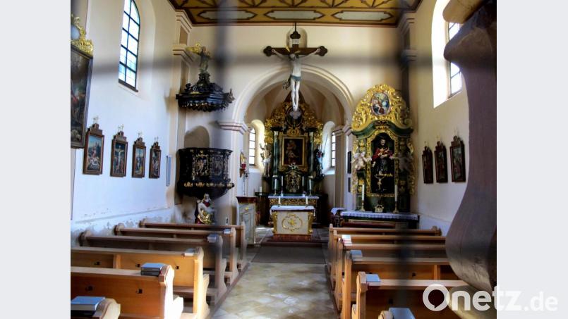 Der Altar der St. Nikolaus-Kirche ist sehenswert, so wie das gesamte Bauwerk, das seit dem 18. Jahrhundert auf dem St. Nikolausberg thront. Pfarrer Max Früchtl spricht gerne vom altehrwürdigen Heiligtum. Jetzt stehen dringend notwendige Sanierungsarbeiten an. Bild: le