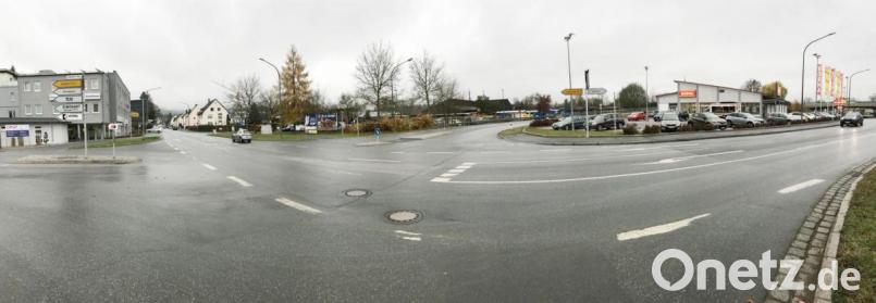 Der Kreuzungsbereich Vohenstraußer Straße/Edeldorfer Weg und Anschluss B 22 zeigt sich nicht immer so verkehrsarm wie am Dienstagvormittag kurz nach 9 Uhr. Derzeit wird geprüft, ob der Knoten zu einem Kreisverkehr ausgebaut werden kann. Bild: Gabi Schönberger