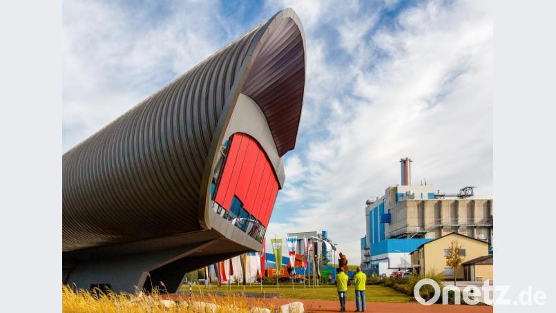 Der Zweckverband Müllverwertung Schwandorf (ZMS) plant für kommendes Jahr mit einem Durchsatz vom rund 435000 Tonnen im Müllkraftwerk (im Hintergrund). Bild: Hösamer