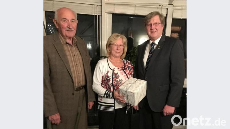 Kreisvorsitzender Alfred Kerschner (rechts) und der frühere, langjährige Vorsitzende des hiesigen Ortsverbandes, Günter Bäuml (links) dankten Gabriele Beck für ihr jahrzehntelanges Engagement als Übungsleiterin der Gymnastikgruppe. Bild: Picasa