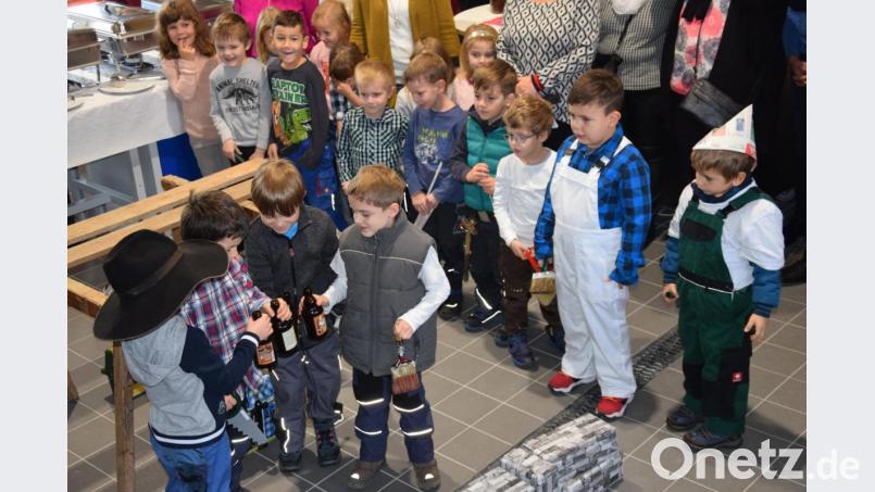 "Die Arbeit ist getan, drum stoßen wir jetzt an". Mit ihrem Singspiel von den fleißigen Handwerkern ließen die Kindergartenkinder von St. Georg die Baustelle nochmals aufleben. Bild: bö