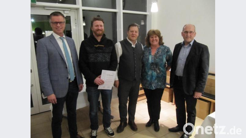 Die Hirschauer Sportler des Jahres und Funktionäre werden ausgezeichnet (von links): Bürgermeister Hermann Falk, Matthias Lautenschlager , Dritter Bürgermeister Peter Leitsoni, Margit Zeitler und Zweiter Bürgermeister Josef Birner. Bild: fg