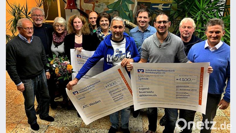 Drei Schecks über 3900 Euro überreicht der Präsident des ATC im AvD Weiden, Manfred Gärber, beim Helferfest an die drei Jugendgruppen. Bild: R. Kreuzer