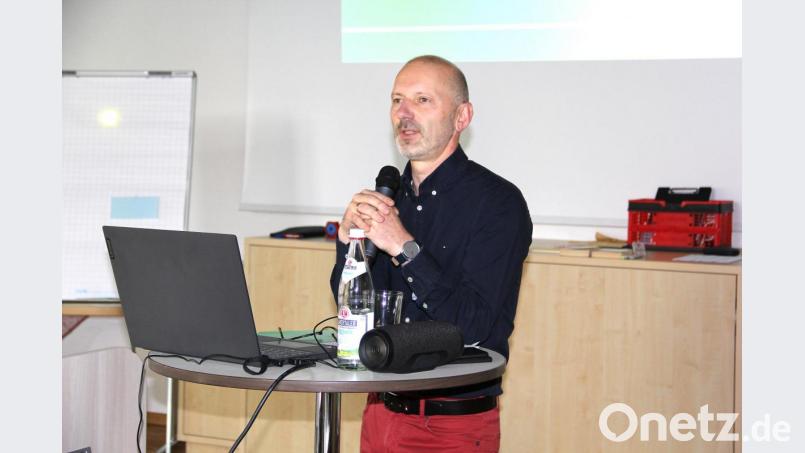 Referent Martin Schulze sprach beim Familienbildungssonntag des Landvolks. In seinem Vortrag ließ er auch die Zuhörer zu Wort kommen. Bild: Josef Böhm