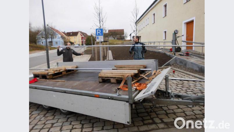 Im Außengelände des Pfarrheim ist der Handlauf für den barrierefreien Zugang (im Hintergrund rechts) montiert worden. Bild: mad