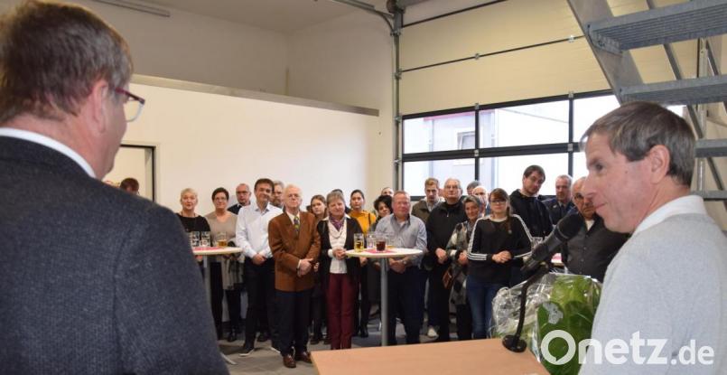 Bürgermeister Peter Braun informierte über die Entstehungsgeschichte des neuen Bauhofes und Pfarrer Werner Sulzer (rechts) erbat den kirchlichen Segen für dieses Bauwerk und all die Menschen die dort arbeiten. Bild: bö