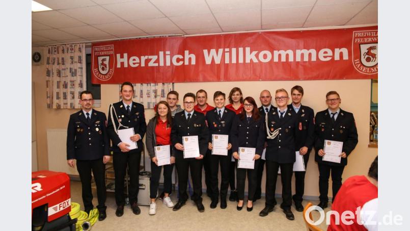 Die Urkunden zum bestandenen Funklehrgang erhielten zahlreiche Aktive und Jugendliche. Bild: egl