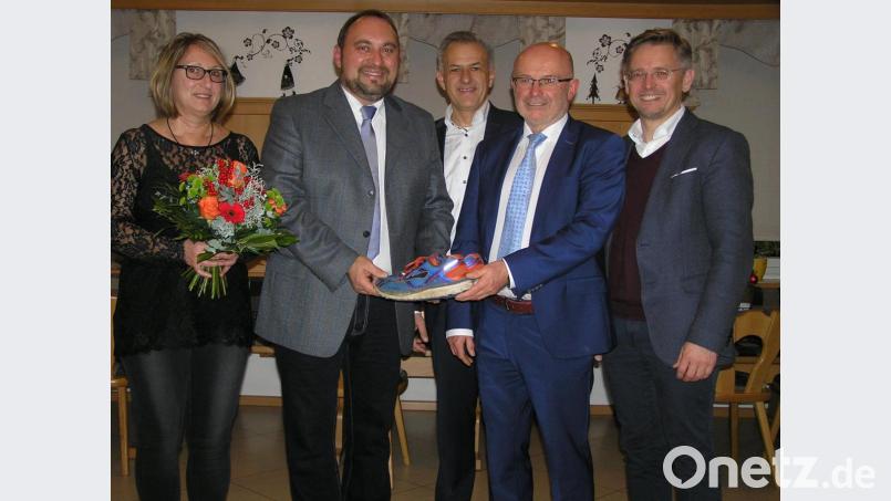 CSU-Bürgermeisterkandidat Oliver Becher (Zweiter von links) durfte aus der Hand von CSU-Vorsitzenden Johannes Koller (Zweiter von rechts) ein Paar Wanderschuhe für den beschwerlichen Weg ins Bürgermeisteramt entgegennehmen. Seine Lebensgefährtin Anke Rübensaal (links) erhielt einen Blumenstrauß. Glückwünsche zur Nominierung überbrachten CSU-Landratskandidat Roland Grillmeier (Mitte) und MdL Tobias Reiß (rechts). Bild: öt