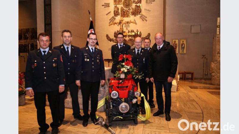 Über die neue Pumpe freuten sich Vorsitzender Matthias Thau, Zweiter Vorsitzender Michael Weber, Kommandant Michael Reindl, Kreisbrandmeister Armin Daubenmerkl, Kreisbrandinspektor Hubert Blödt, Kreisbrandmeister Alexander Graf und Bürgermeister Roland Strehl. Bild: egl
