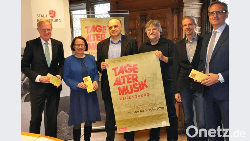 Sparkassenvorstand Markus Witt, Bürgermeisterin Gertrud Maltz-Schwarzfischer, Ludwig Hartmann, Stephan Schmid und Paul Holzgärtner von den Tagen Alter Musik und der neue Kulturreferent Wolfgang Dersch (von links) präsentierten das neue Programm und freuen sich auf spannende Konzerte. Bild: Michael Scheiner