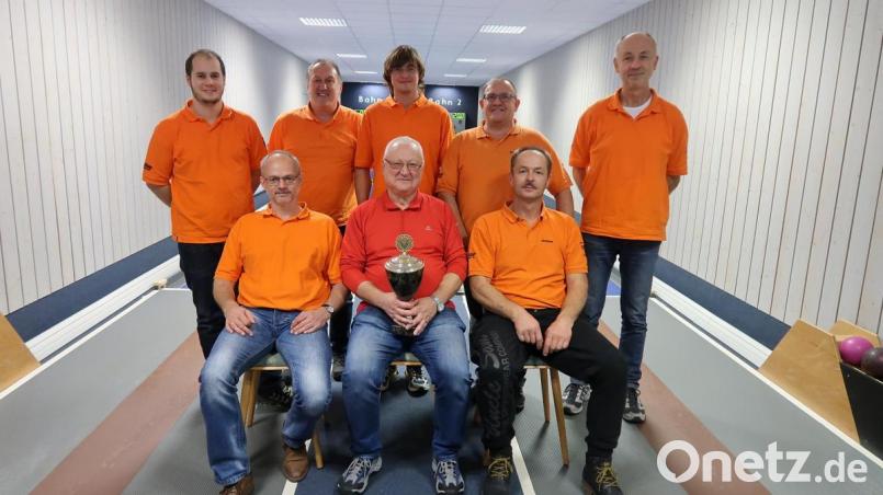 Heinz Störtzer (vorne Mitte) siegte heuer beim Wettbewerb um den Klaus-Leibold-Gedächtnispokal. Stefan Fischer (vorne links) und Markus Kellner (vorne rechts) belegten die weiteren Plätze. Zweiter Vorsitzender Reinhard Zeitler (hinten rechts) gratulierte. Bild: bsc
