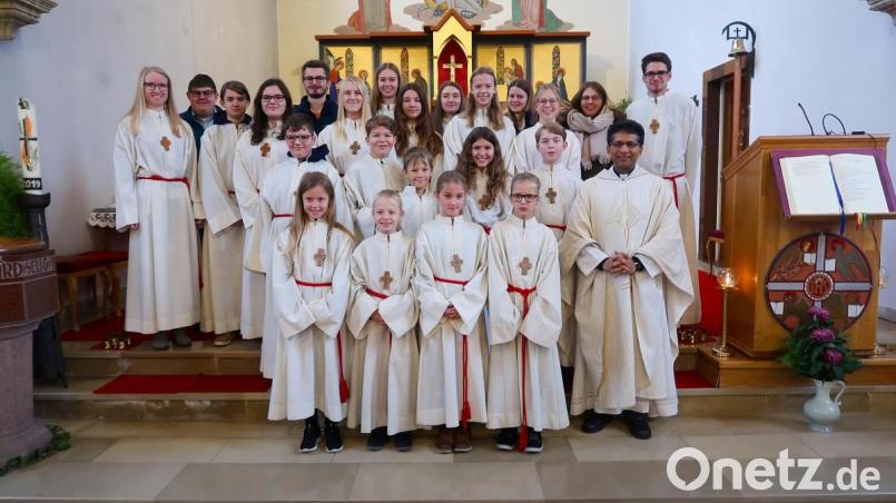 Pfarrer Joseph (vorne rechts) begrüßte bei einem feierlichen Gottesdienst vier neue Ministranten in der Pfarrei „Maria Immaculata“. Die vier Mädchen (vorne) wurden von dem Priester, den restlichen „Lausbuben Gottes“ und Mesner Tobias Megies (hinten links) in die Gemeinschaft eingeführt und willkommen geheißen. Bild: bsc