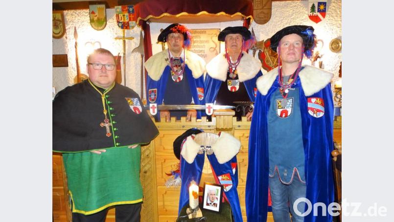Prior Friedrich von Waldershof (Pfarrer Sven Grillmeier), Werner von Podewils (Ponnath), Wolf vom Seegrund auf Haunritz (Veigl) und Florian von der Rosenburg (Frank, von links) nahmen am Stuhl des Verstorbenen Abschied von Gunter von Haidenaaber (Günther Galke). Bild: hl