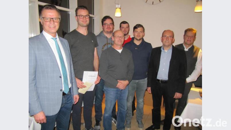 Die Kegler von Rot-Weiß Hirschau stellen die Mannschaft des Jahres 2019 (von links): Bürgermeister Hermann Falk, Alexander Held, Daniel Rösch, Jürgen Wenzl, Robert Rösch, Thomas Immer, Zweiter Bürgermeister Josef Birner und Dritter Bürgermeister Peter Leitsoni. Bild: fg