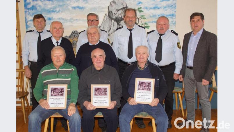 Ein geschichtsträchtiges Bild: Die letzte Vorstandschaft des Kriegervereins Stadlern mit Bürgermeister Gerald Reiter (rechts) und (sitzend, von links)) den neuen Ehrenmitgliedern Erwin Vogl, Rudolf Kreuzer und Klaus Markgraf. Die finale Generalversammlung bildete die Bühne für ihre Auszeichnung. Bild: mmj
