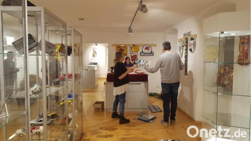 Museumsfreunde bei den Vorbereitungen für die Ausstellung „Autos für Groß und Klein“. Bild: Franz Schöner/exb