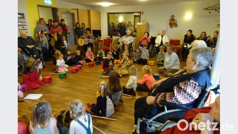 Die Mädchen und Buben des Kindergartens Regenbogen zu Besuch im Haus &quot;Frohnwiesen&quot;. Bild: exb