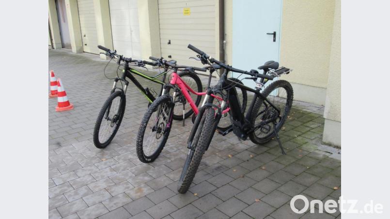 Die Polizei sucht die Besitzer dieser drei Mountainbikes. Die Schleierfahnder stellten die gestohlenen Fahrräder bei einer Kontrolle auf der A6 sicher. Bild: Grenzpolizeiinspektion Waidhaus
