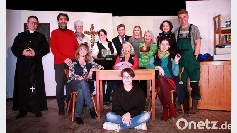 Das Dörflaser Amateurtheater und ihr Regisseur Jürgen Bauer (rechts) erwarten mit Spannung den Premierenabend am 30. 11. ihres Stückes „Eine ganz heiße Nummer“. Bild: wro