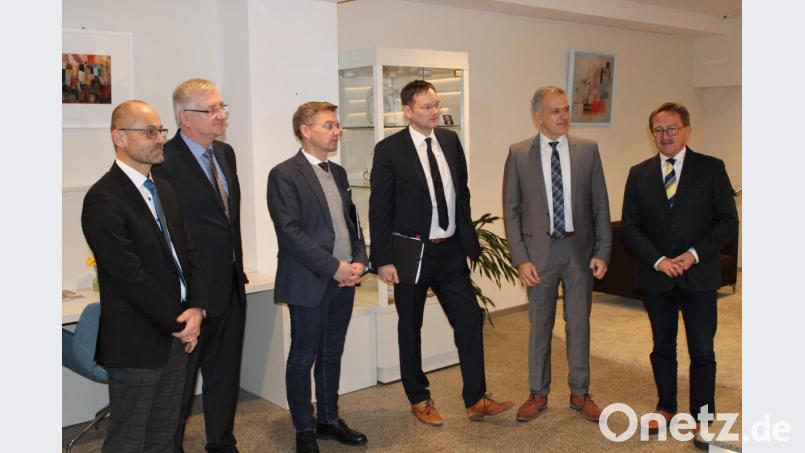 Stellvertretender Landrat Alfred Scheidler, CSU-Vorsitzender Johannes Reger, Abgeordneter Tobia Reiß, Bauminister Hans Reichhart und Landratskandidat Roland Grillmeier (von links) lauschen den Ausführungen von Erbendorfs Bürgermeister Hans Donko. Bild: ckl