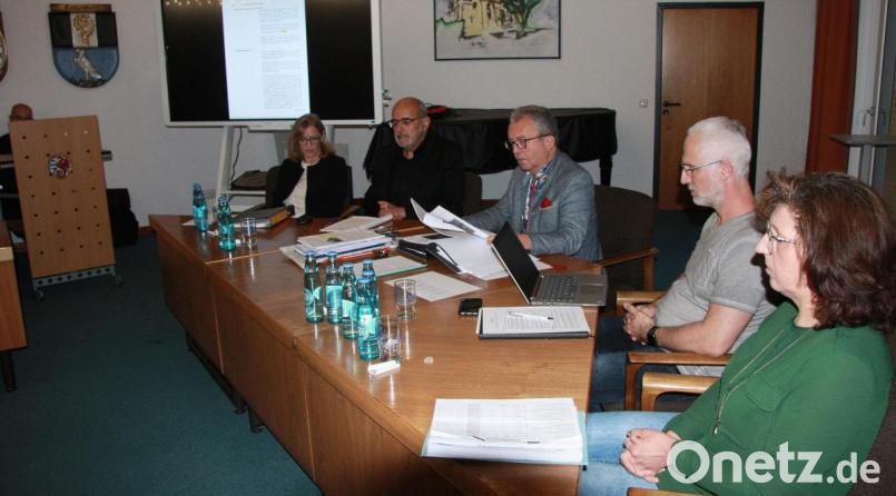 Fachberater Jakob Oberpriller (Zweiter von links) erläuterte die Rahmenbedingungen für den gestarteten Architektenwettbewerb. Bild: wro