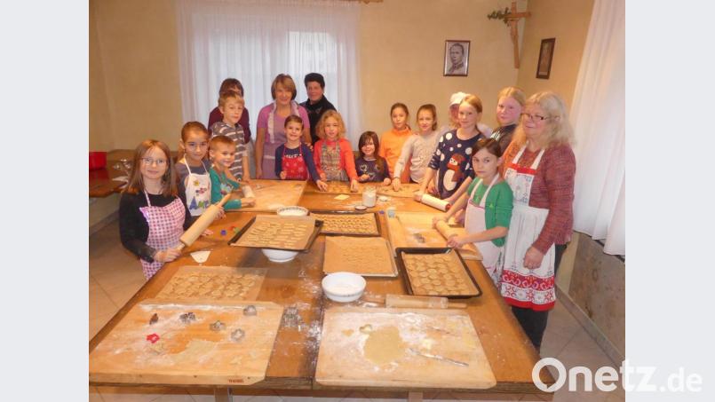 Nach Kneten, Rollen und Ausstechen freuten sich die Kinder auf erste Kostproben. Bild: rn