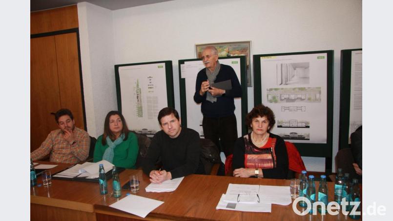 Über nähere Details, was das Vorgehen anbelangt, informierte Dr. Emil Lehne die Markträte in der Sondersitzung. Bild: wro