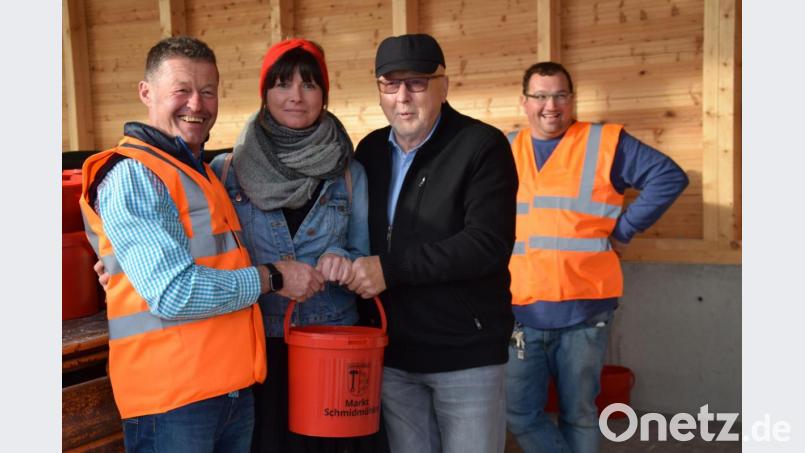Für die ersten 250 Gäste zum Tag er offenen Tür gab es jeweils einen Eimer Streusalz von den Bauhofmitarbeitern für den Winterdienst daheim. Bild: bö