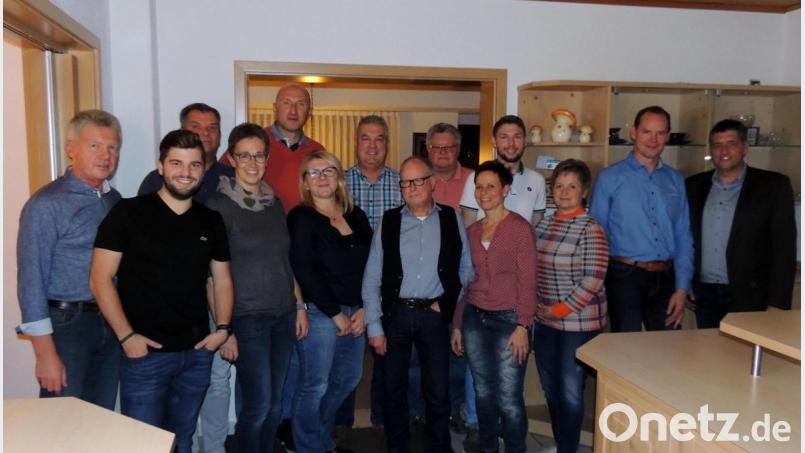 Der Skiclub Pistenschwinger Gößenreuth hat einen neuen Vorstand gewählt. Harald Friedrich (Zweiter von rechts) bleibt weiterhin Vorsitzender. Bürgermeister Edgar Knobloch (rechts) hat die Wahl geleitet und gratuliert den Sportlern zu einem aktiven Vereinsleben. Bild: exb