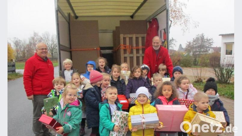 Die Mädchen und Buben konnten kaum den Tag erwarten, an dem ein Lastwagen die Päckchen für Kinder in Not abholte. Bild: hai