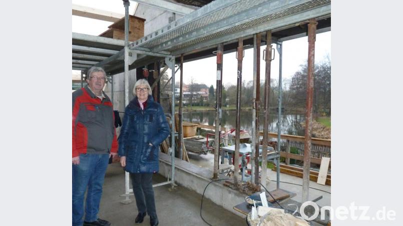 Die ehrenamtliche Archivarin Christa Zapf besichtigt zusammen mit Wolfgang Ruhland ihren künftigen Arbeitsplatz am Marktweiher. Bild: Portner