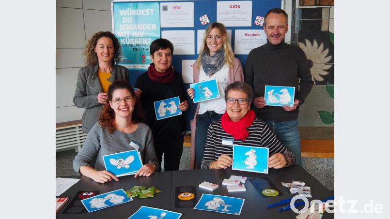 Organisatoren und Akteure des Welt-AIDS-Tags 2019 sind (sitzend, von links) Anja Sauer und Gabi Raithel vom Gesundheitsamt Neustadt-Weiden und (stehend, von links) Jugendsozialarbeiterin Sandra Schlegl, Ärztin Barbara Steinhauser, Studienreferendarin Franziska Meier und Gesundheitsamtsleiter Dr. Thomas Holtmeier. Bild: Bühner