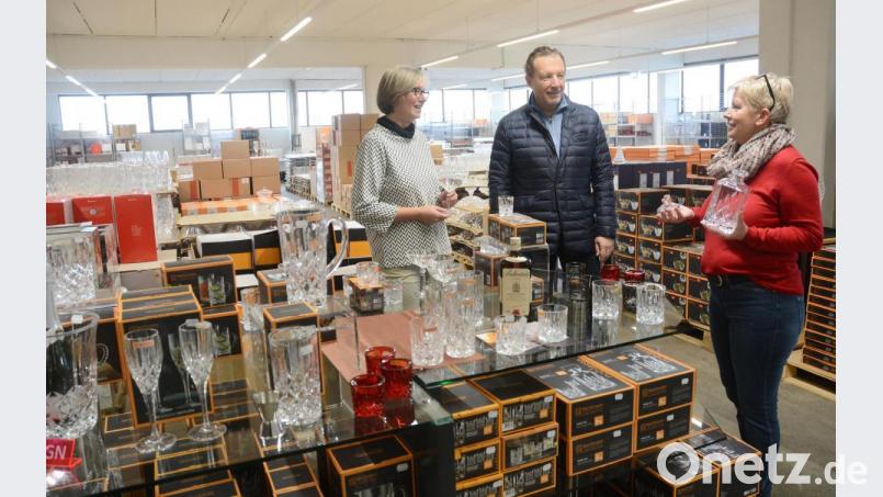 Geschäftsführer Richard Voit freut sich zusammen mit den Verkäuferinnen Erika Nowlin (rechts) und Ilona Troidl. Das neue Outlet verschafft den Produkten aus dem Hause Nachtmann einen glanzvolleren Auftritt. Bild: Gabi Schönberger