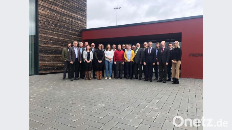 Belinda Hoyer (Siebte von links) und Barbara Habel (rechts daneben) informierten die Bürgermeister und weitere Vertreter bei der Ikom-Verbandsversammlung über die Entwicklungen in den Bereichen Museen und Tourismus. Bild: IKom Stiftland, Belinda Hoyer/exb