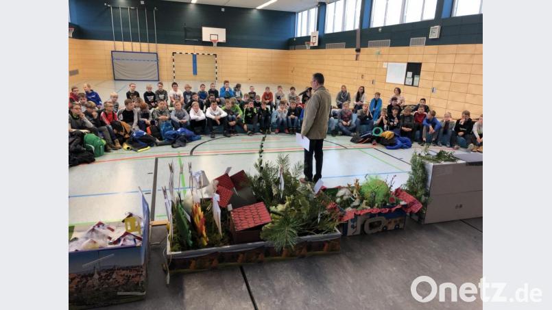 Direktor Stephan Drexler eröffnete den Vorlesetag an der Realschule im Stiftland mit den Worten: „Heute dürft ihr einfach mal nichts tun!“ Bild: Realschule im Stiftland/exb