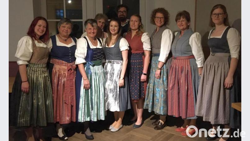 Stolz präsentierten die Damen ihre selbstgenähten Dirndl, die unter der Anleitung von Schneidermeisterin Edeltraud Wild (hinten, links) entstanden. Bezirksheimatpfleger Florian Schwemin (hinten, rechts) begutachtete die sehenswerte Ergebnisse und gratulierte herzlich. Bild: hir