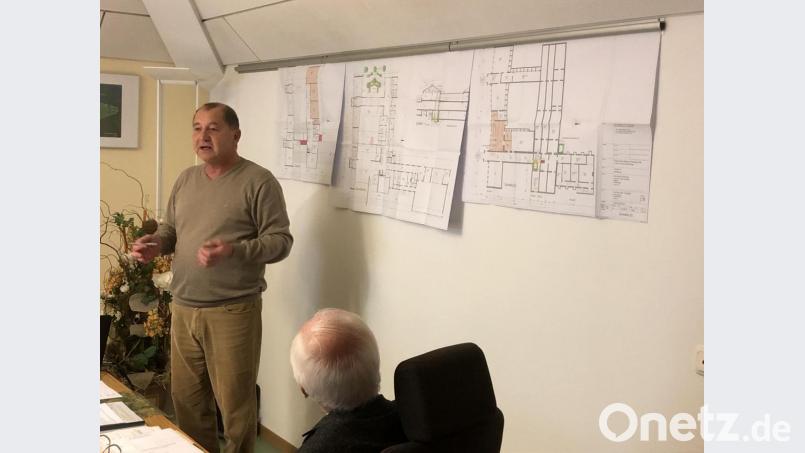 Architekt Günther Lenk stellt die Planungen zur Ganztagsschule vor. Bild: obe