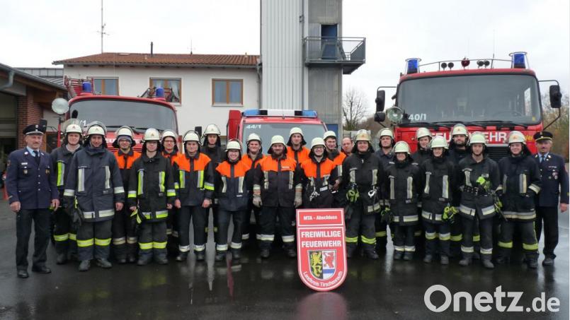 24 Aktive der Feuerwehren aus dem Bereich von Kreisbrandmeister Wolfgang Fischer haben erfolgreich einen Truppführer-Lehrgang abgeschlossen. Bild: exb
