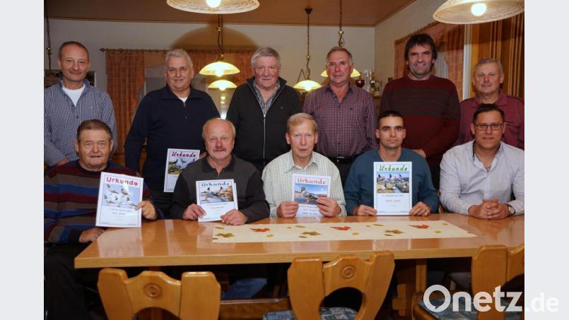 Die Züchter und die Preisträger der beiden Vereine: (vorne von links) Siegfried Bayerl, Hans Kreuzer, Richard Prechtl, Alberto Cotayo, Adrian Kolb, (hinten von links) Alfred Kreuzer, Erwin Scherm, Hans Braun, Gerhard Brunner, Bernhard Pocker und Norbert Prechtl. Bild: bkr