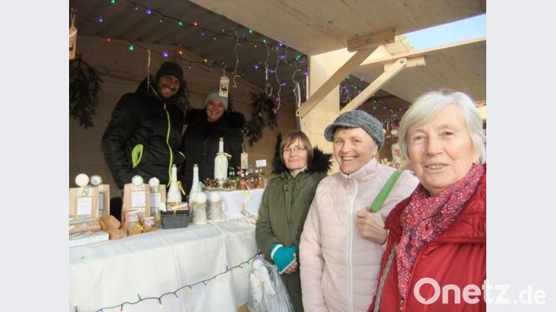 Das Künstlerpaar (links in der Bude) aus Neutraubling mit zum Beispiel den Überraschungs-Teepäckchen für eine schöne besinnliche Stunde zu zweit. Die drei Damen (rechts) hatten da sichtlich besondere Freude daran.
Im übrigen war dieses Hobbykünstlerpaar das erste Mal auf einem Adventsmarkt, also ihre Prämiere. Bild: gm