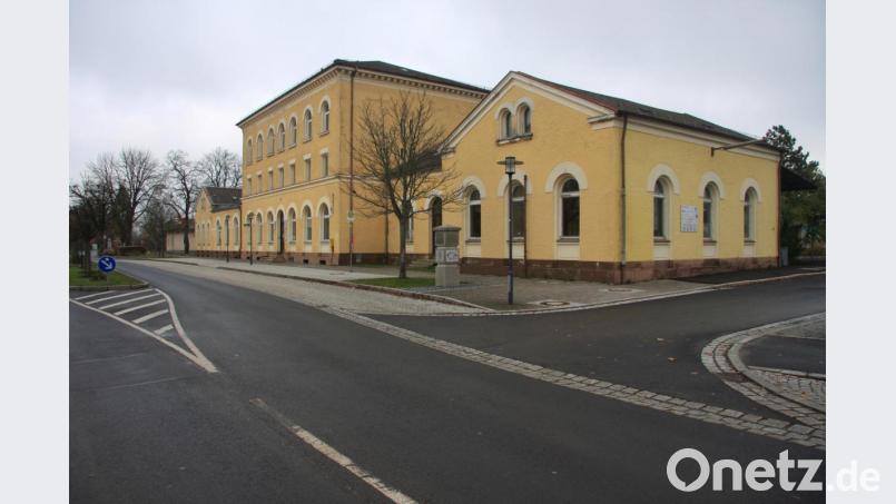 Die Zeit drängt, betonte Bürgermeister Toni Dutz, was die Planungen zum Wiesauer Kulturbahnhof angelangt. Rasch soll in die weitere Planungsphase eingestiegen werden, um noch Fördergelder für das Vorhaben zu erhalten. Den Architekturwettbewerb gewann das Büro SHL-Architekten aus Weiden. Bild: wro