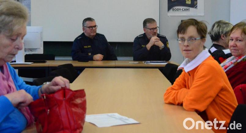 Senioren reagieren oft langsamer. Deshalb geben die beiden Polizeihauptkommissare Wilhelm Fritz und Johann Wurm wertvolle Tipps fürs Verhalten im Straßenverkehr. Bild: Kunz