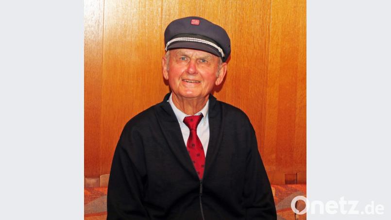 Lokbetriebsinspektor i. R. Horst Hosemann tritt in Dienstkleidung an: mit Mütze, DB-Binder und Jacke. Bild: Dobmeier